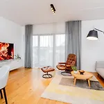 Downtown 2br With Balcony & Free Secure Garage Parking Appartement