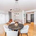 Appartement Downtown 2br With Balcony & Free Secure Garage Parking Pärnu