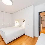 Downtown 2br With Balcony & Free Secure Garage Parking Apartment
