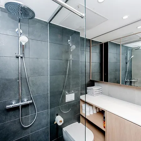 شقة Heart Of Living - Contemporary 2 Bedroom With Balcony & Parking *