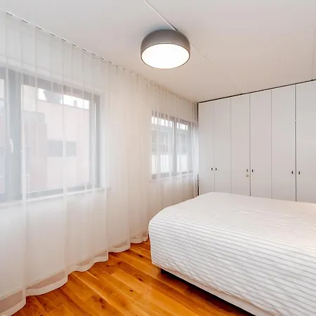 Heart Of Living - Contemporary 2 Bedroom With Balcony & Parking