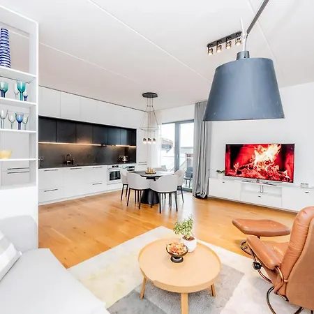 Heart Of Living - Contemporary 2 Bedroom With Balcony & Parking بارنو