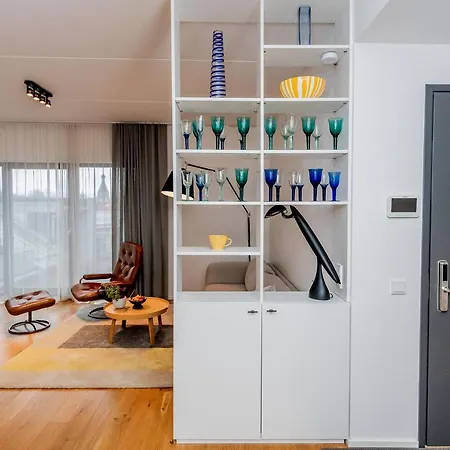 Heart Of Living - Contemporary 2 Bedroom With Balcony & Parking شقة