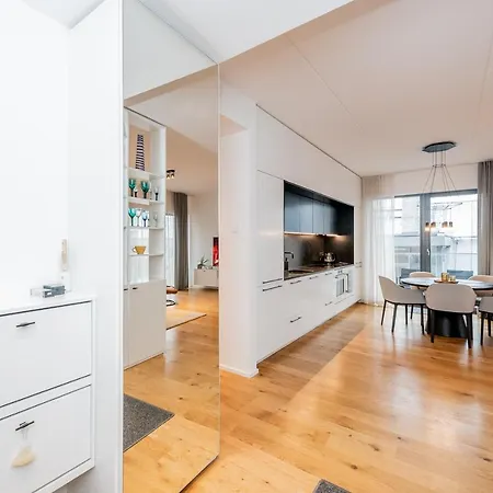 Heart Of Living - Contemporary 2 Bedroom With Balcony & Parking *