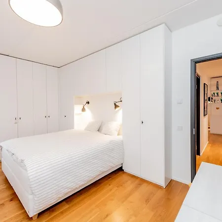 Heart Of Living - Contemporary 2 Bedroom With Balcony & Parking شقة