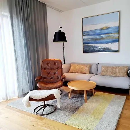 Daire Downtown 2br With Balcony & Free Secure Garage Parking *