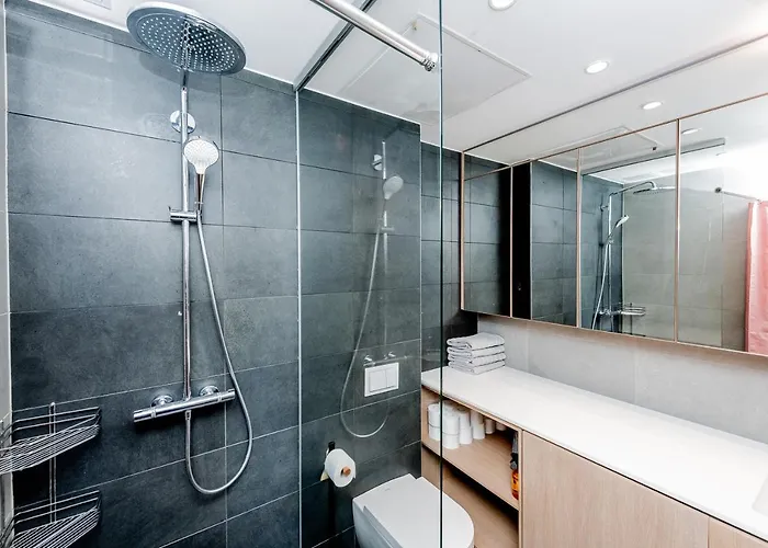 Daire Downtown 2br With Balcony & Free Secure Garage Parking *