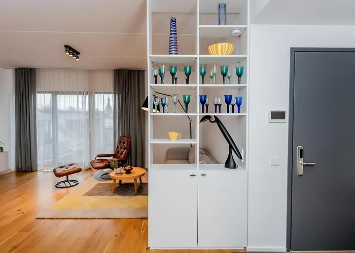 Downtown 2br With Balcony & Free Secure Garage Parking Apartment