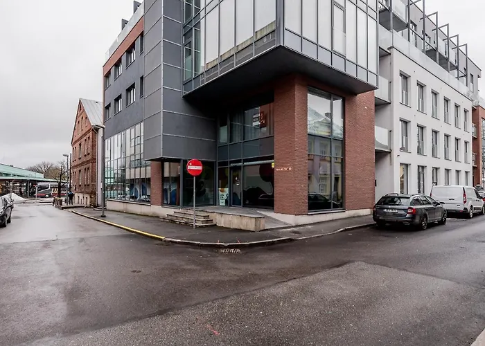 Downtown 2br With Balcony & Free Secure Garage Parking Daire