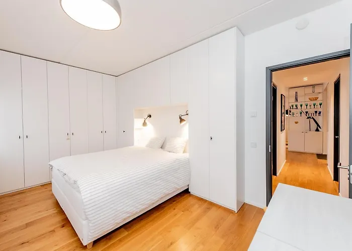 Downtown 2br With Balcony & Free Secure Garage Parking Daire