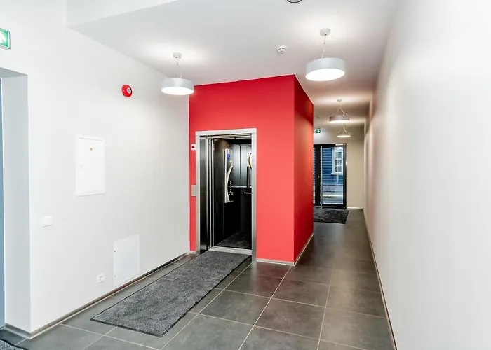 Downtown 2br With Balcony & Free Secure Garage Parking פארנו