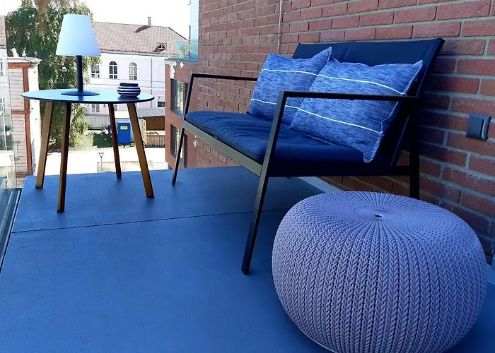 Downtown 2br With Balcony & Free Secure Garage Parking דירה *